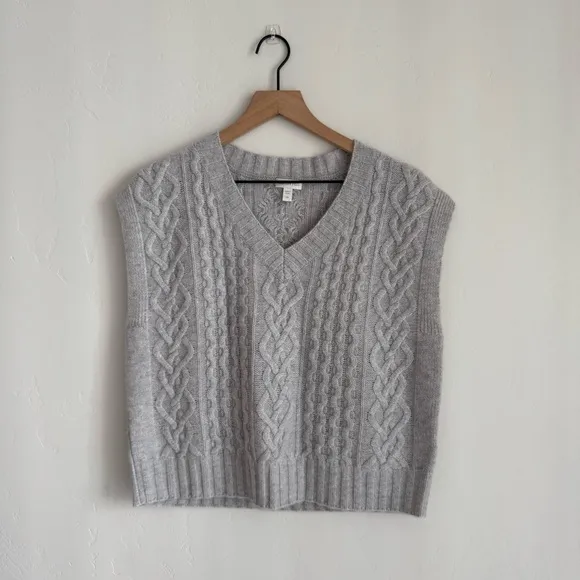 Garnett Hill Cable Cashmere Sweater Vest greySize XS