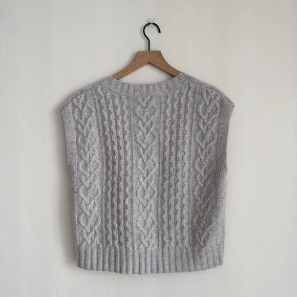 Garnett Hill Cable Cashmere Sweater Vest greySize XS