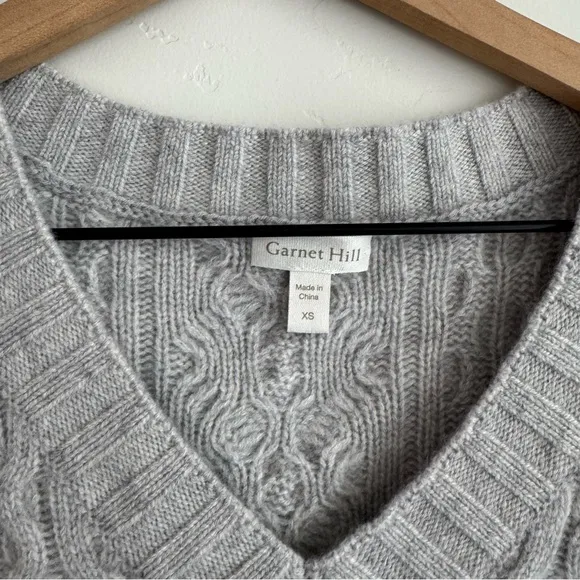 Garnett Hill Cable Cashmere Sweater Vest greySize XS