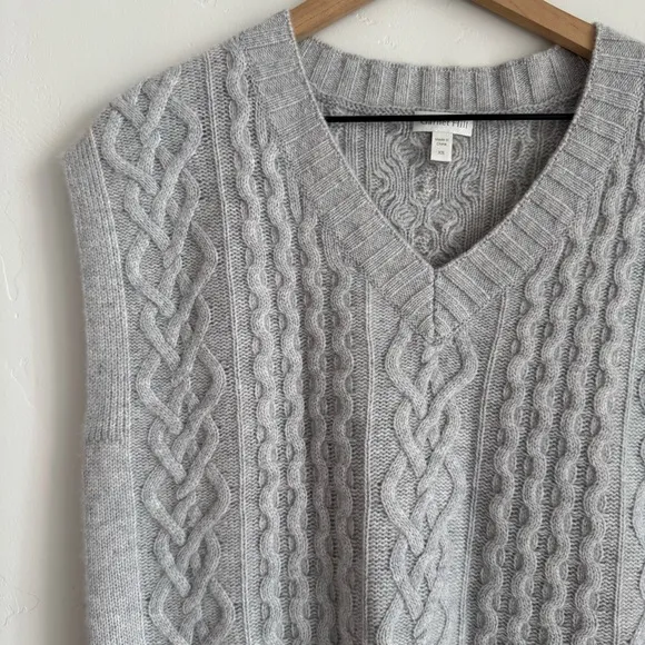 Garnett Hill Cable Cashmere Sweater Vest greySize XS