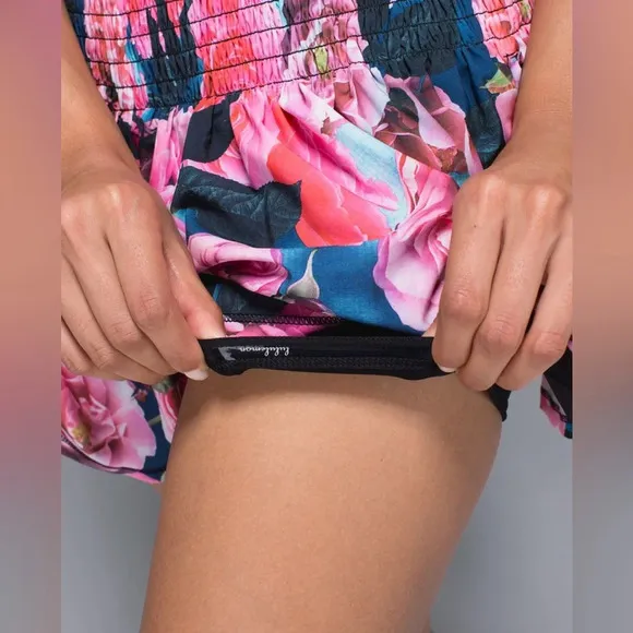 Lululemon Hot Hitter Skort Skirt Secret Garden Black Floral sz 6 EUC