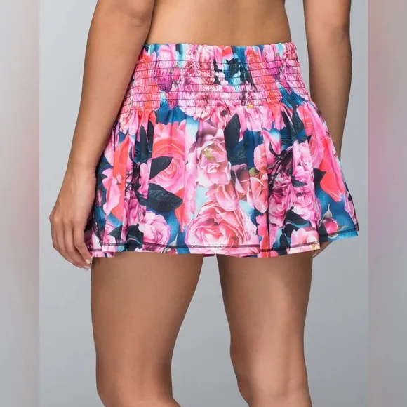Lululemon Hot Hitter Skort Skirt Secret Garden Black Floral sz 6 EUC