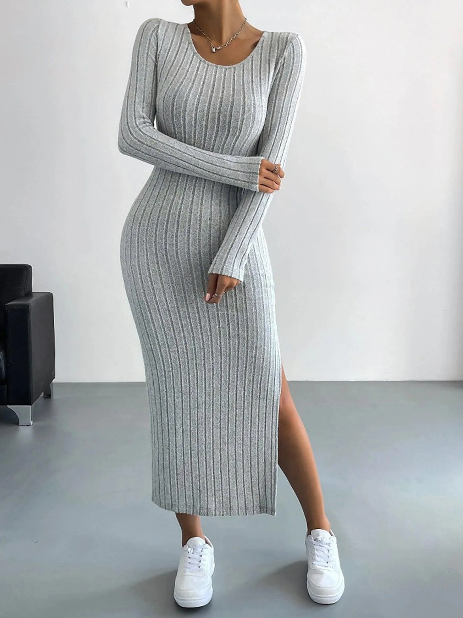 Robe pull fendue serrée de couleur unie