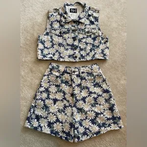 Vintage - 4 to 1 Denim Daisy Set - Vest - Medium /  Shorts - Size 7