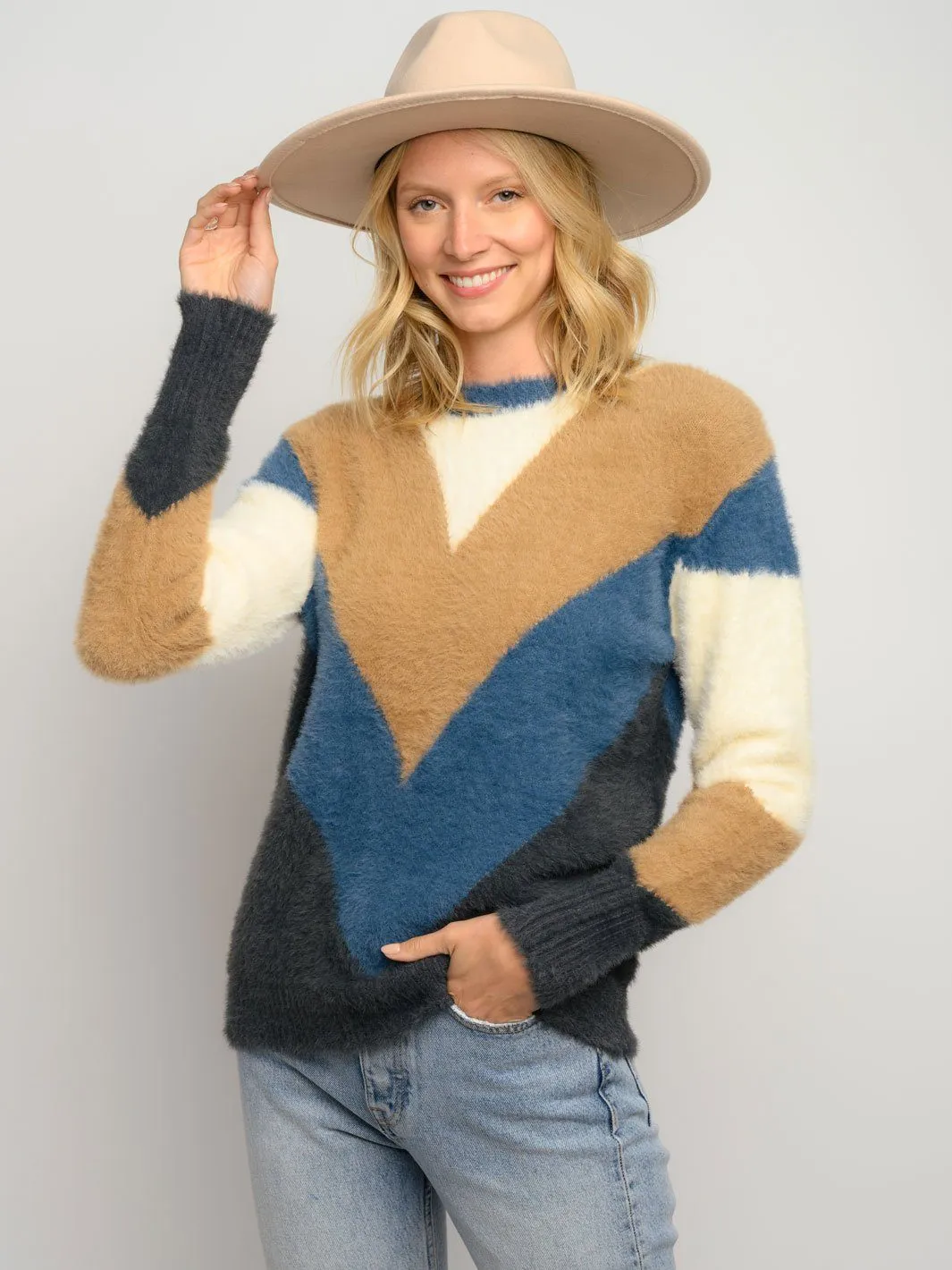 WOMEN'S LONG SLEEVE CHEVRON FUZZY SWEATER