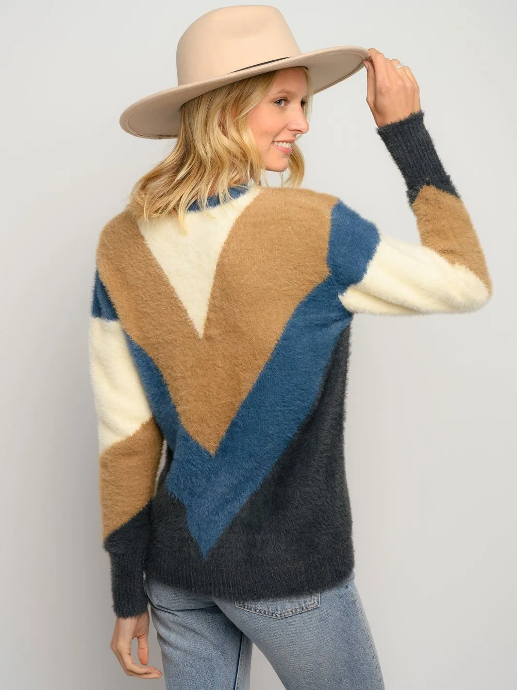 WOMEN'S LONG SLEEVE CHEVRON FUZZY SWEATER