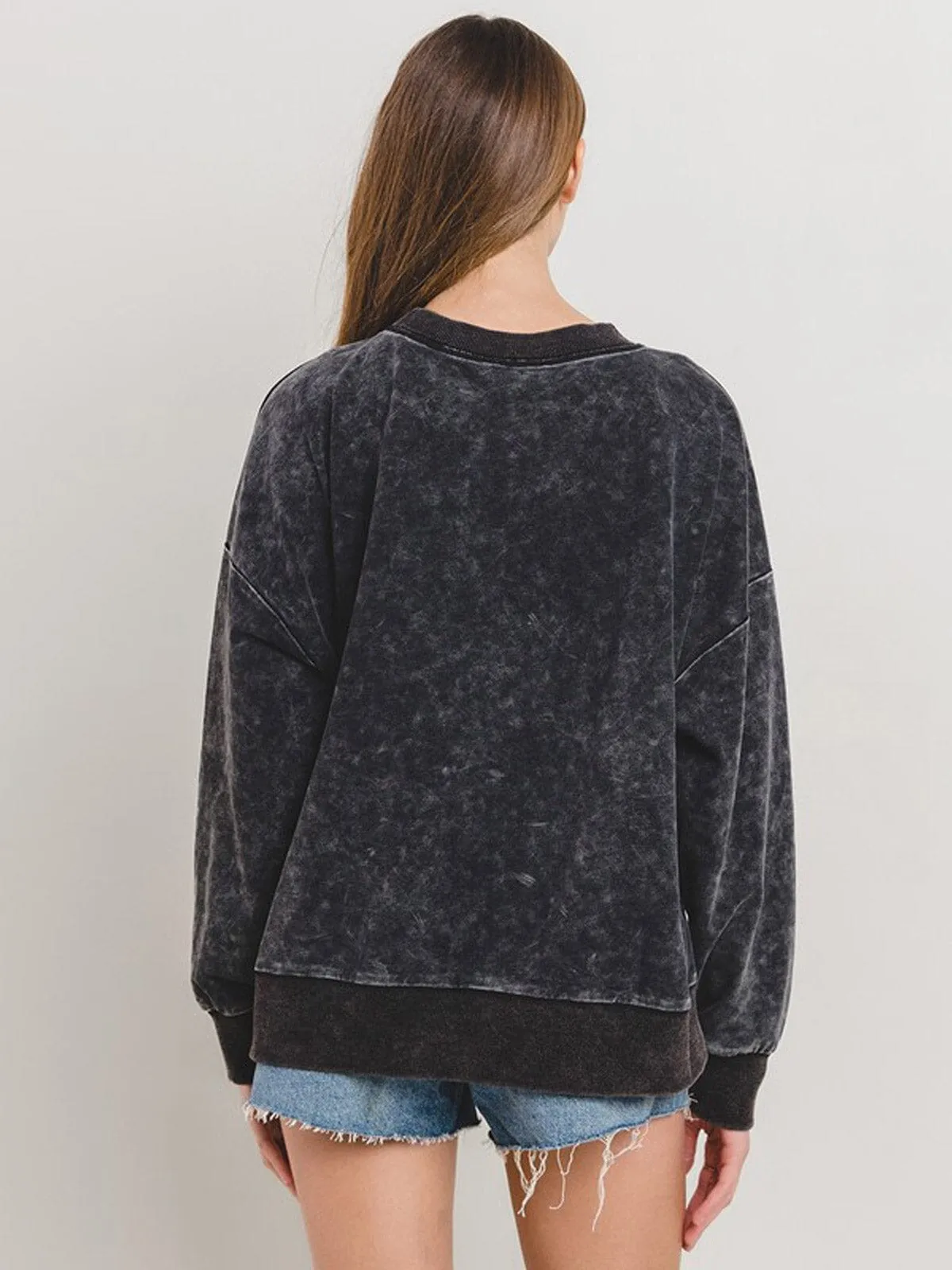 WOMEN'S LONG SLEEVE FRONT POCKET WASHED PULLOVER SWEATER