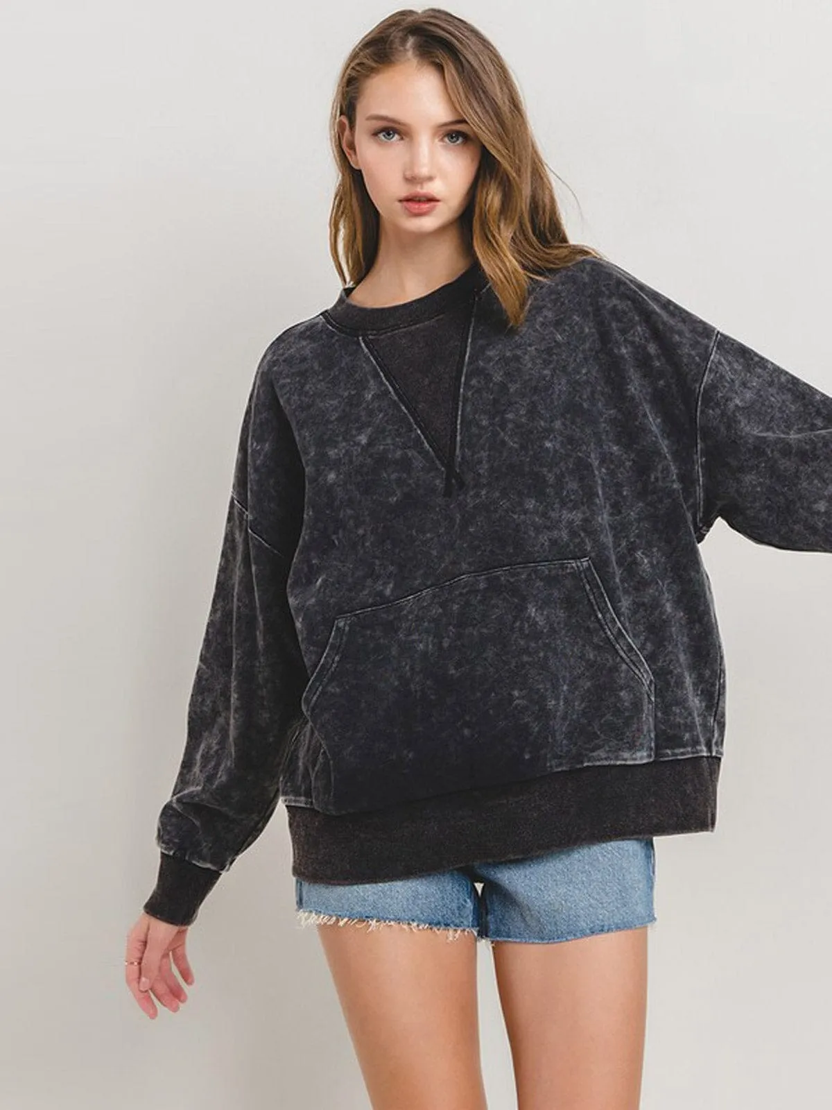 WOMEN'S LONG SLEEVE FRONT POCKET WASHED PULLOVER SWEATER